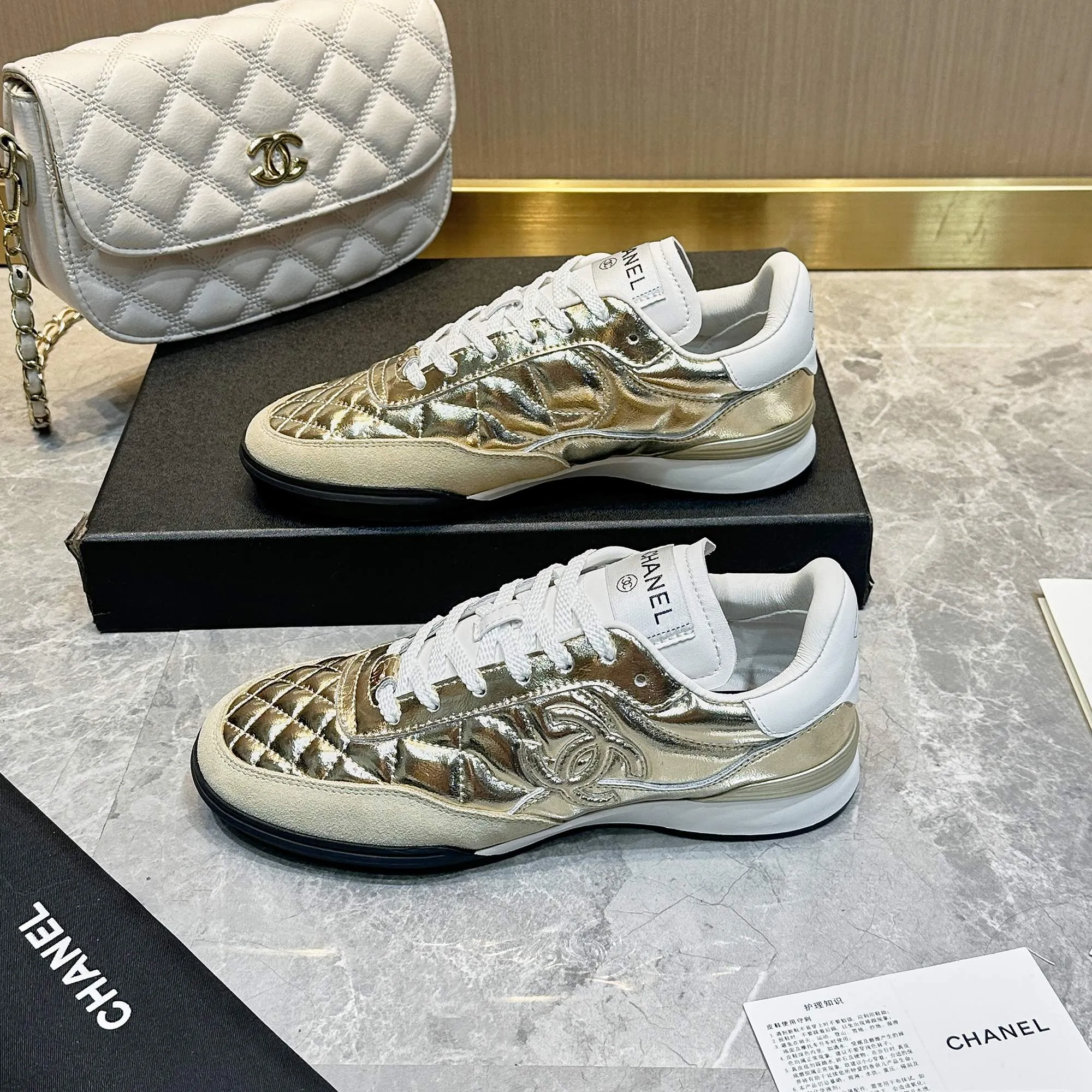 👟👟Ex-factory price 560👟👟 Chanel Chanel - 2024 counter top casual sports shoes This classic design; the upper is electro-embroidered with a variety of techniques; the outsole is fashionable and sporty; it is unusual to incorporate a variety of color matching elements... The diversified mix and match is very beautiful and versatile, casual, fashionable, sports and outdoor can be taken into account... ꫛꫀꪝ Go➫ Material: ❶Upper is made of: Original imported mixed-breed sheep ❷Inside made of: original imported breathable sheepskin ❸Outsole based on: original TPU outsole Full set of boutique packaging for women 35–41
